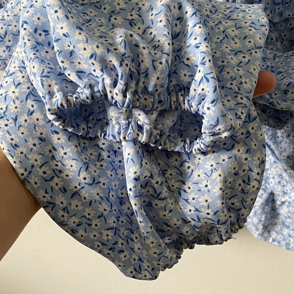 2 for $10! H&M Blue Floral Ruched Tie Top M - Picture 4 of 5